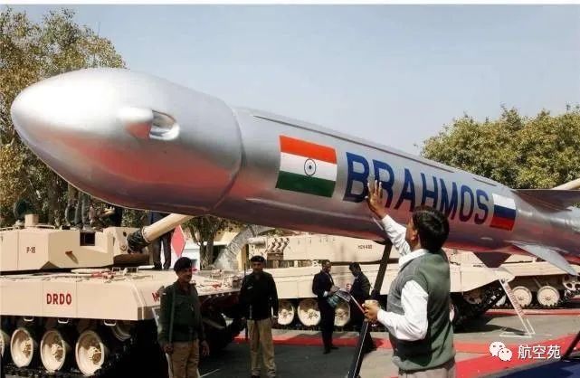 马六甲海峡一声巨响,印度战机成功击沉一艘货轮,俄警告惹怒大国