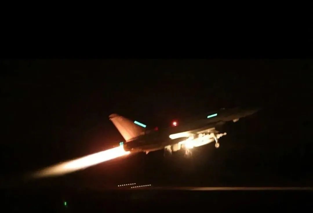 100枚导弹砸下去,拜登捅了马蜂窝!胡塞武装:击落美军F-22