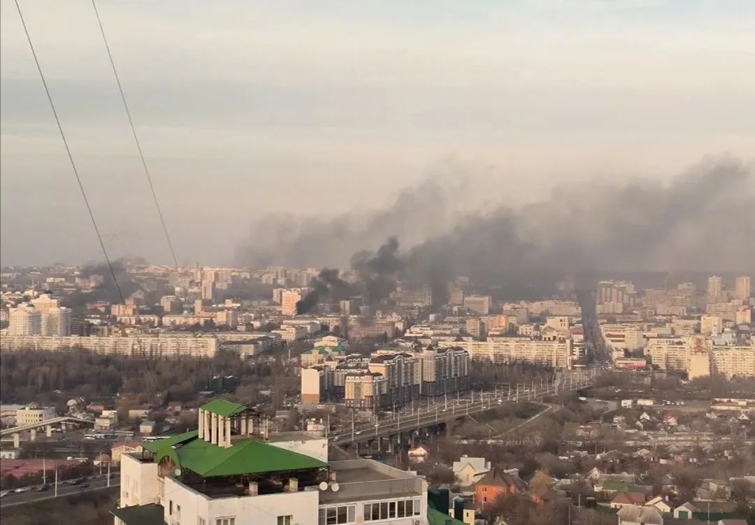突发！乌军猛轰俄中心城市，大口径火箭炮齐射，弹片血洗居民区