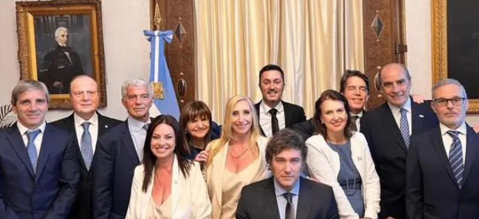 拒绝金砖,得罪中国,大卖国有资产,美国又培养个炮灰国家!