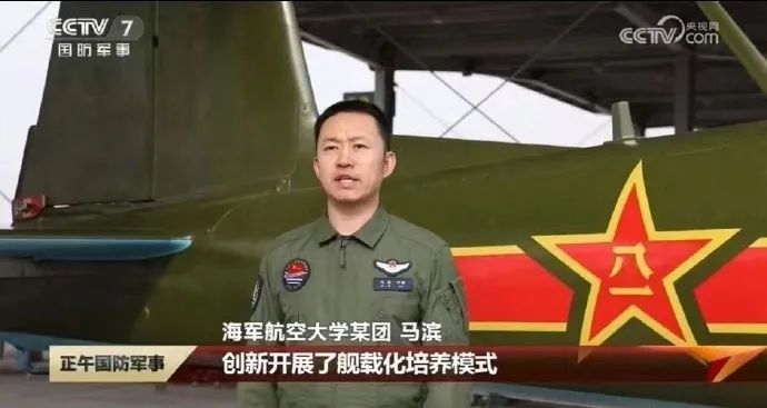 拜年还是打钱?海军开始整活,初教6教练机在航母模拟甲板上起降