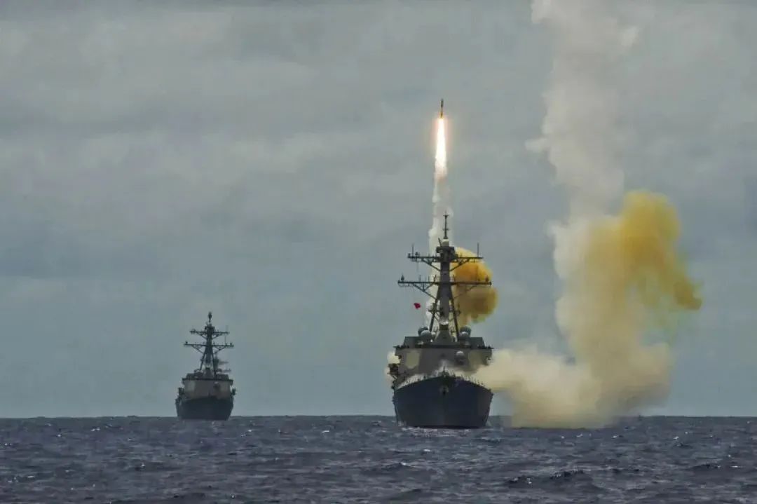 100枚导弹砸下去,拜登捅了马蜂窝!胡塞武装:击落美军F-22