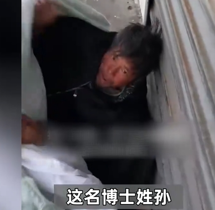 不装了，炒作美国流浪博士，原来是想在我国搞双重国籍