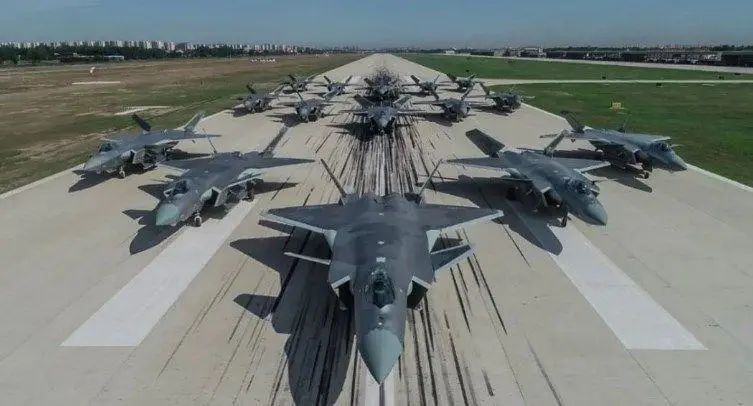 歼20上演大象漫步！首尾相连一眼望不到头，对外透露三大重要信号