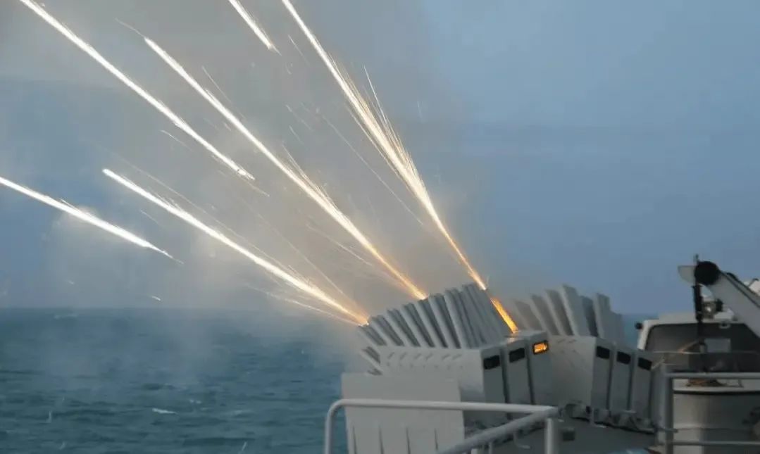 12艘无人艇“狼群攻击”!俄军舰剧烈爆炸,被乌克兰击沉!给中国海军也上了一课? 12艘无人艇“狼群攻击”!俄军舰剧烈爆炸,被乌克兰击沉!给中国海军也上了一课?