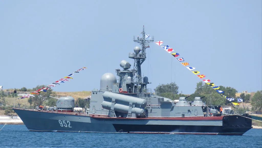 12艘无人艇“狼群攻击”!俄军舰剧烈爆炸,被乌克兰击沉!给中国海军也上了一课? 12艘无人艇“狼群攻击”!俄军舰剧烈爆炸,被乌克兰击沉!给中国海军也上了一课?