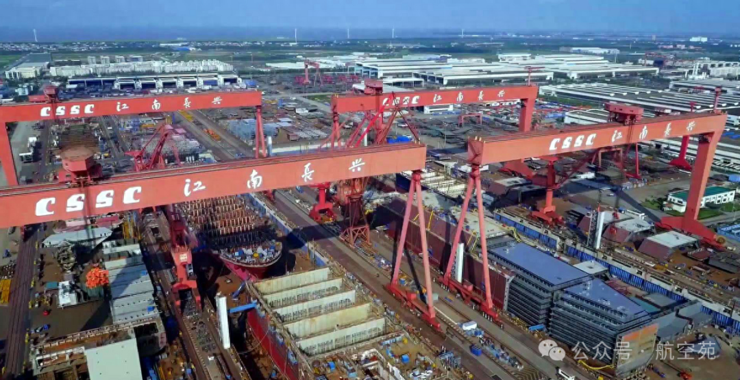 003航母船坞旁边,又一艘新型航母突然出现,令美军专家难以置信 003航母船坞旁边,又一艘新型航母突然出现,令美军专家难以置信