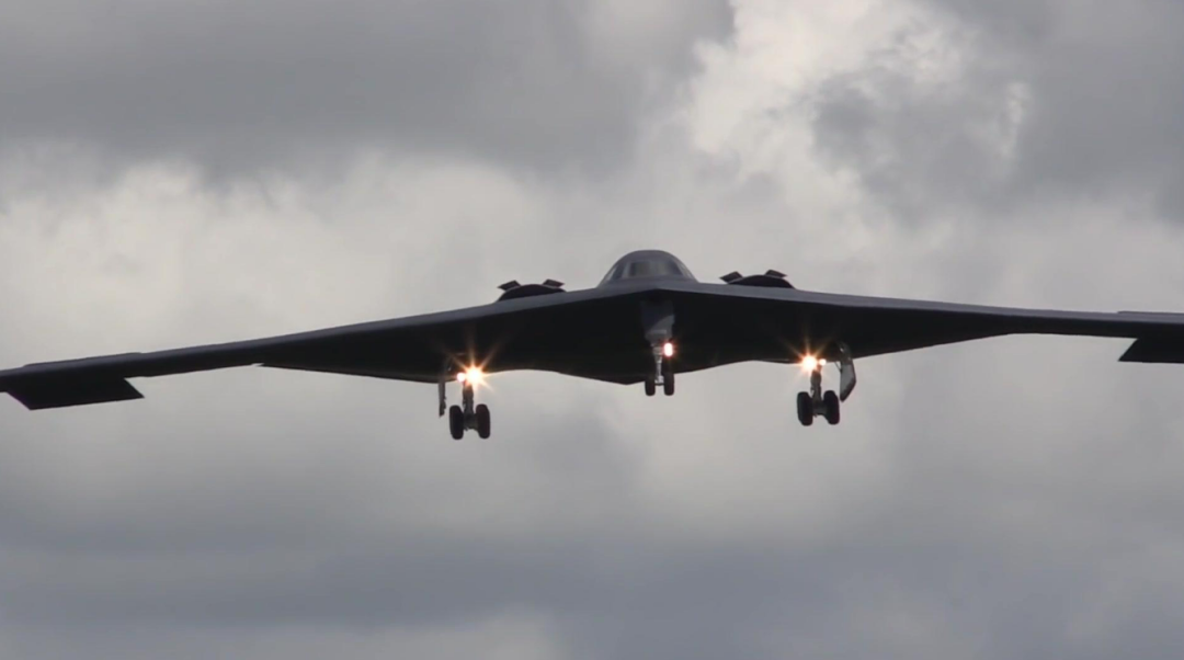 新隐身轰炸机对决！中国轰-20力压美国B-21