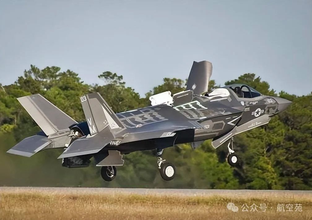 003航母船坞旁边,又一艘新型航母突然出现,令美军专家难以置信 003航母船坞旁边,又一艘新型航母突然出现,令美军专家难以置信