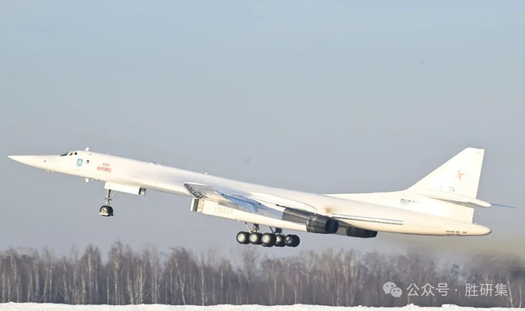 普京亲自试飞白天鹅Tu-160M，拜登骂普京是疯狂的“SOB”！