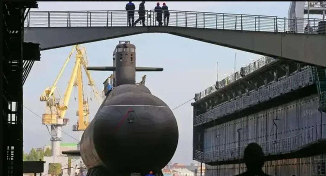 “海洋黑洞”潜艇服役，俄罗斯还惦记着卖中国，解放军早已看不上