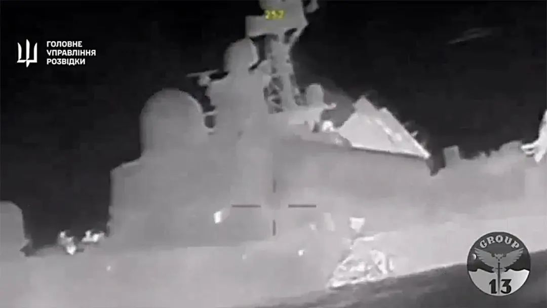 12艘无人艇“狼群攻击”！俄军舰剧烈爆炸，被乌克兰击沉！给中国海军也上了一课？