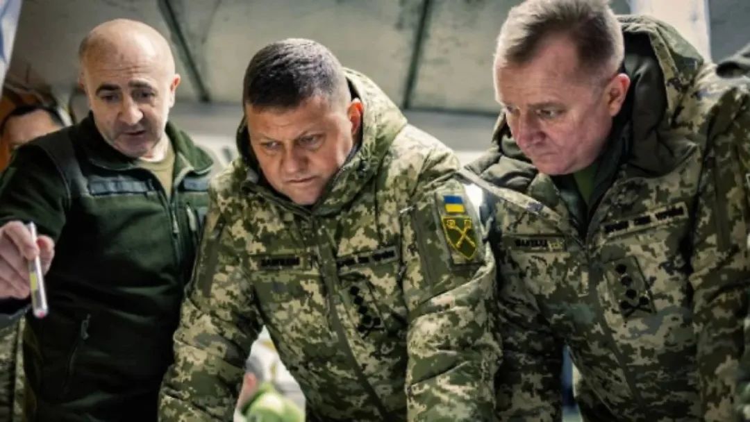 多家西方媒体曝光！泽连斯基和扎卢日尼爆发“严重内斗”，乌克兰有军事政变的危险？