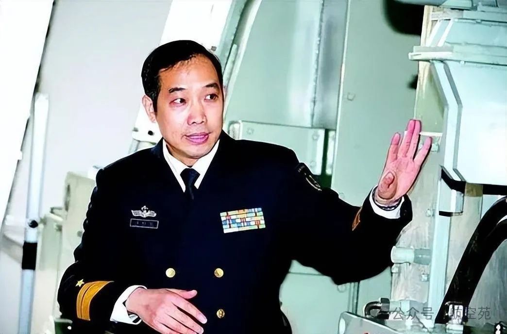 003航母船坞旁边,又一艘新型航母突然出现,令美军专家难以置信 003航母船坞旁边,又一艘新型航母突然出现,令美军专家难以置信