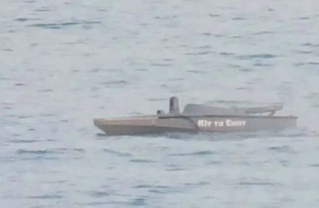 12艘无人艇“狼群攻击”！俄军舰剧烈爆炸，被乌克兰击沉！给中国海军也上了一课？