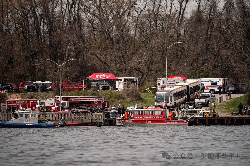 十万吨巨轮撞塌铁桥前绝望4分钟:全船停电,无法转向,直撞而去....