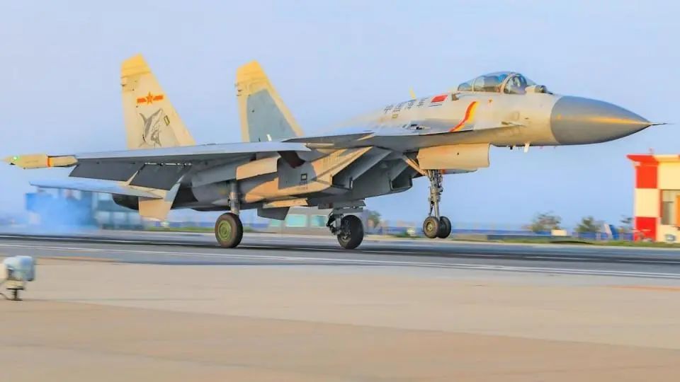 歼-15D电子战机来了，央视正式官宣，中国航母将进入攻势作战时代