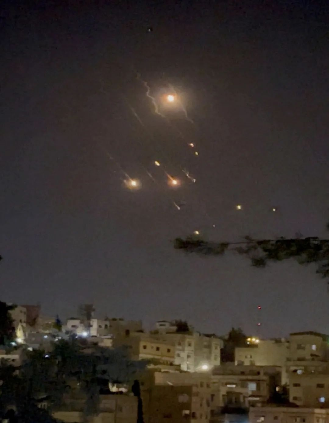 有高人指点?伊朗高超导弹400秒极速突防,撕裂世界最强防空网