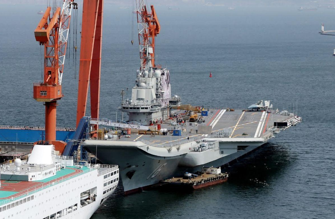 歼35动了,南北两大船厂同时传来动静!辽宁甲板上都是起降痕迹