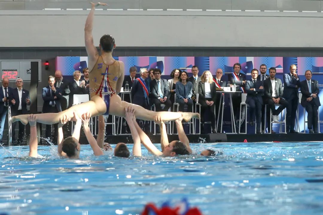 当着小马的面,法国运动员跳水失败笑翻全网,网友:很法国,可以笑,但不能嘲笑……