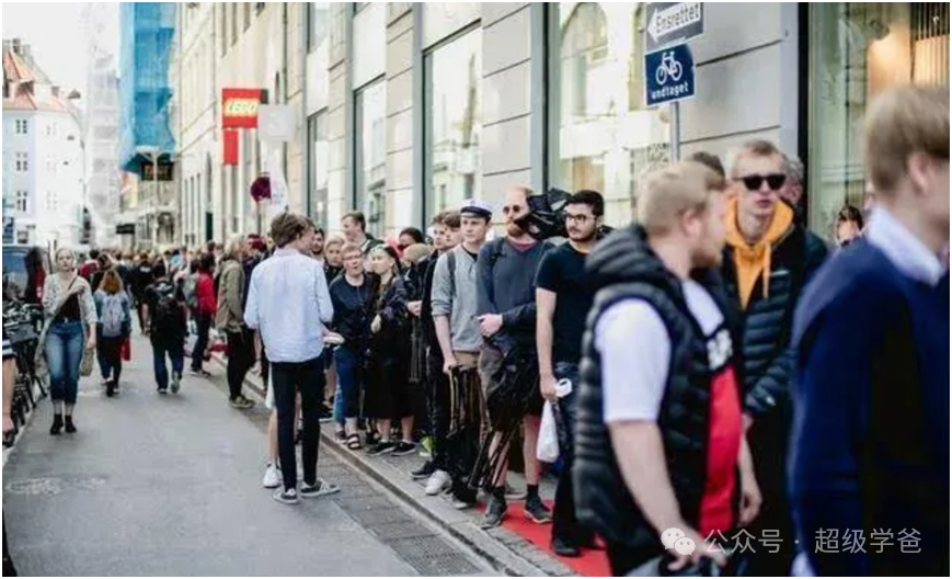 晚清重现——德国的大众骑着宝马,在堕落的道路上奔驰