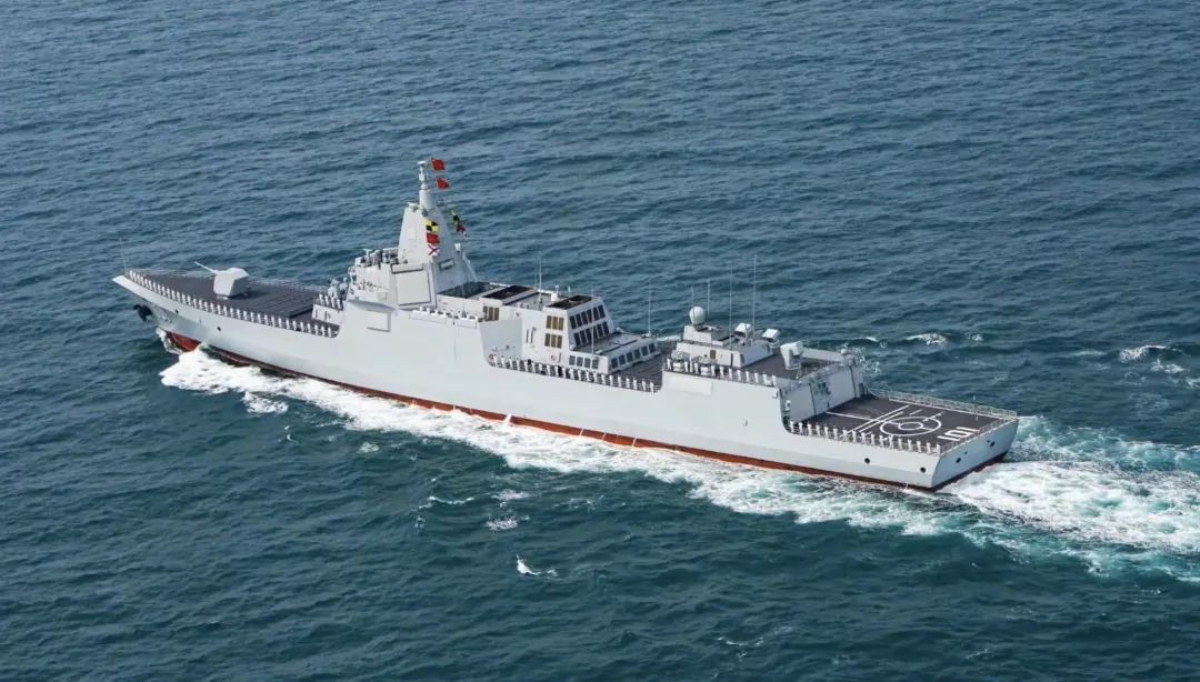 斗争形势严峻，第十艘055大驱下水！为“福建”舰担当凶猛护卫