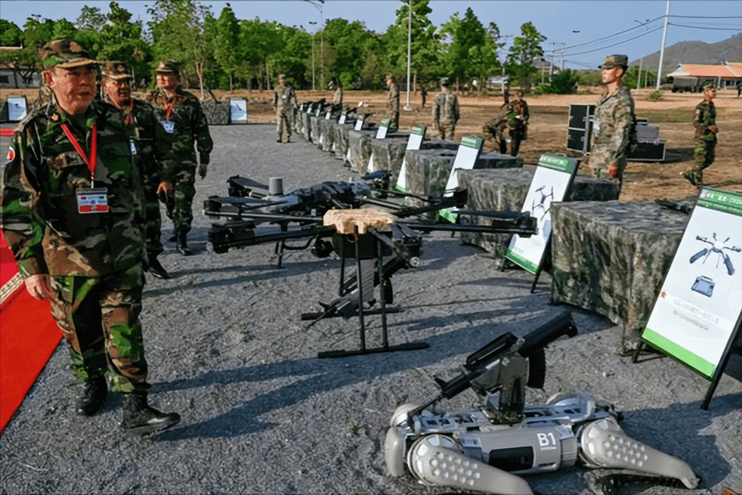 解放军配备“机器狗”，超强巷战能力，美国人又酸了！