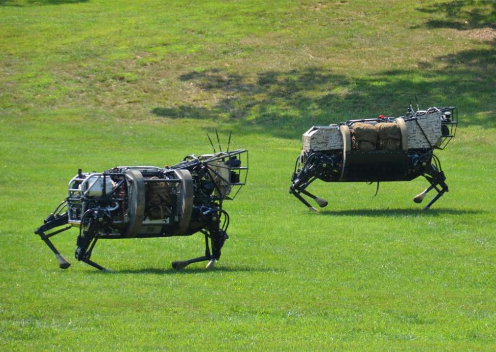 解放军配备“机器狗”，超强巷战能力，美国人又酸了！