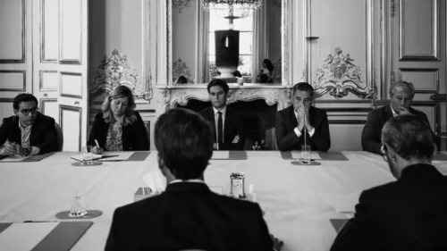 把法国搞得一团乱，马克龙下了一步臭棋