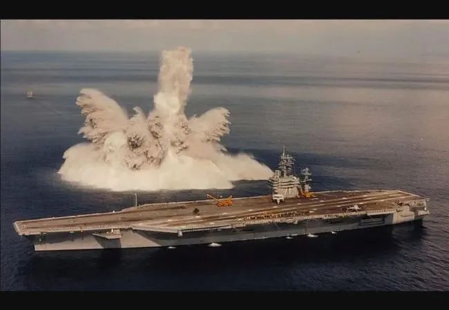 抗冲击试验首次曝光!爆炸掀起百米巨浪,052D驱逐舰安然无恙 抗冲击试验首次曝光!爆炸掀起百米巨浪,052D驱逐舰安然无恙