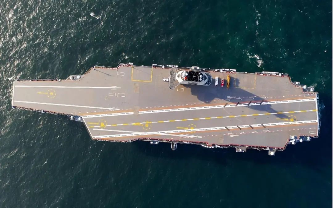 福建舰又有新动作!3部弹射器挡焰板全部升起,舰载机集中后甲板 福建舰又有新动作!3部弹射器挡焰板全部升起,舰载机集中后甲板