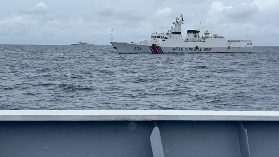 被9艘中国舰船包围!菲律宾记者亲述:坐着海警船刚出海,迎面就撞上055大驱! 被9艘中国舰船包围!菲律宾记者亲述:坐着海警船刚出海,迎面就撞上055大驱!