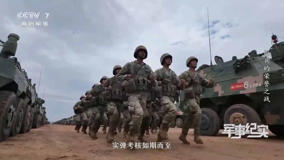 壮观！满屏的“钢铁洪流”，玩红警都造不了这么多