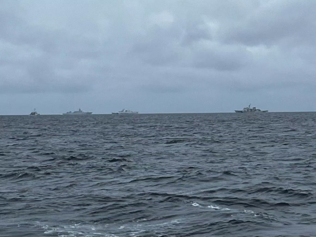 被9艘中国舰船包围!菲律宾记者亲述:坐着海警船刚出海,迎面就撞上055大驱! 被9艘中国舰船包围!菲律宾记者亲述:坐着海警船刚出海,迎面就撞上055大驱!