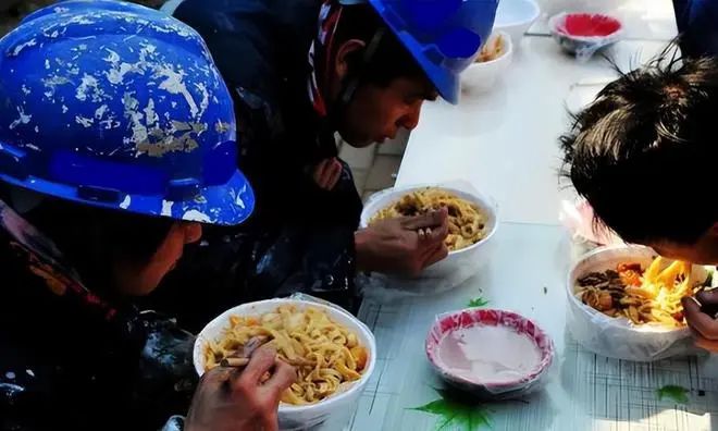 山西11元阴阳面条,黑的是人心 山西11元阴阳面条,黑的是人心