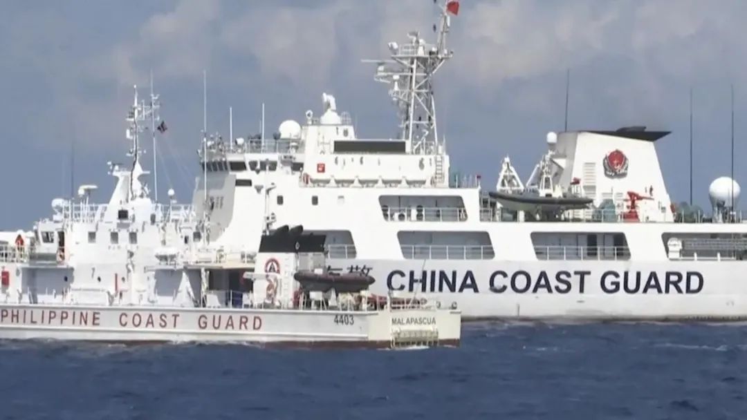 被9艘中国舰船包围!菲律宾记者亲述:坐着海警船刚出海,迎面就撞上055大驱! 被9艘中国舰船包围!菲律宾记者亲述:坐着海警船刚出海,迎面就撞上055大驱!