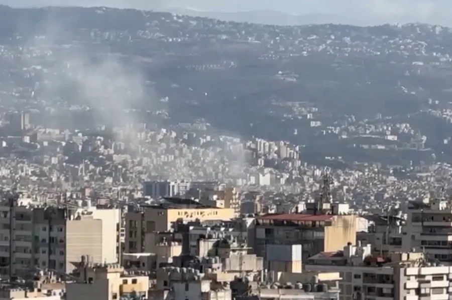 连救护车都炸?以色列空军实施大规模轰炸,黎以战争一触即发! 连救护车都炸?以色列空军实施大规模轰炸,黎以战争一触即发!