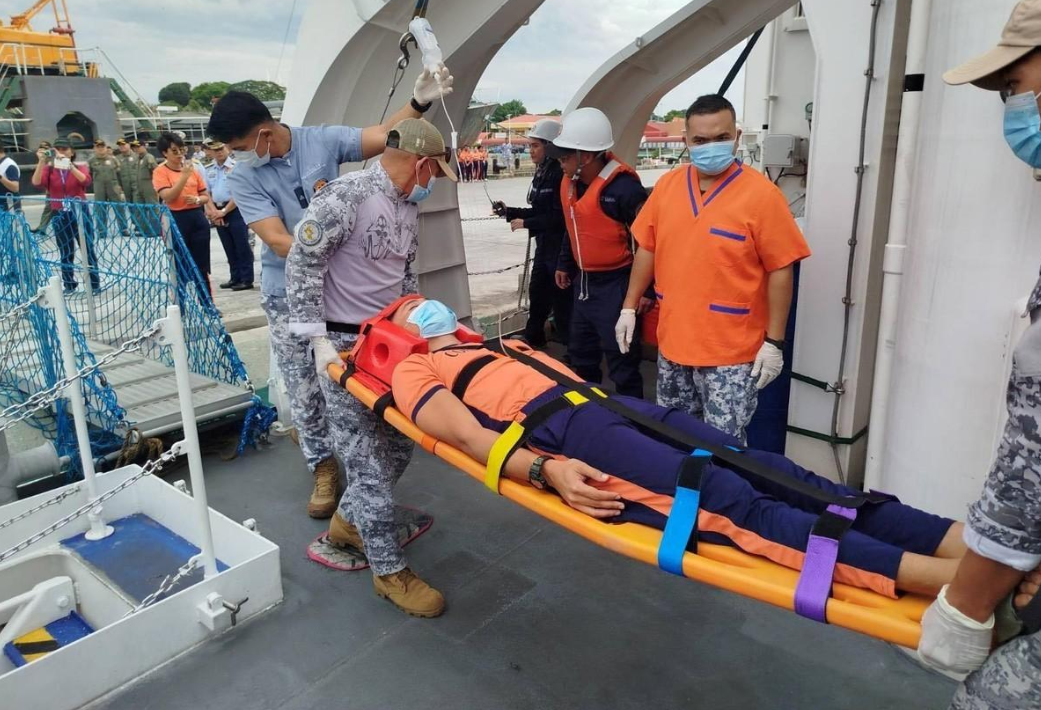 见到上级后,菲舰长忍不住抽泣,含泪哭诉撤出仙宾礁的真相 见到上级后,菲舰长忍不住抽泣,含泪哭诉撤出仙宾礁的真相