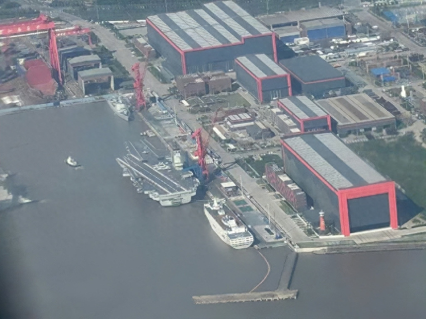 福建舰又有新动作!3部弹射器挡焰板全部升起,舰载机集中后甲板 福建舰又有新动作!3部弹射器挡焰板全部升起,舰载机集中后甲板