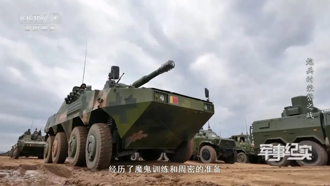 壮观！满屏的“钢铁洪流”，玩红警都造不了这么多