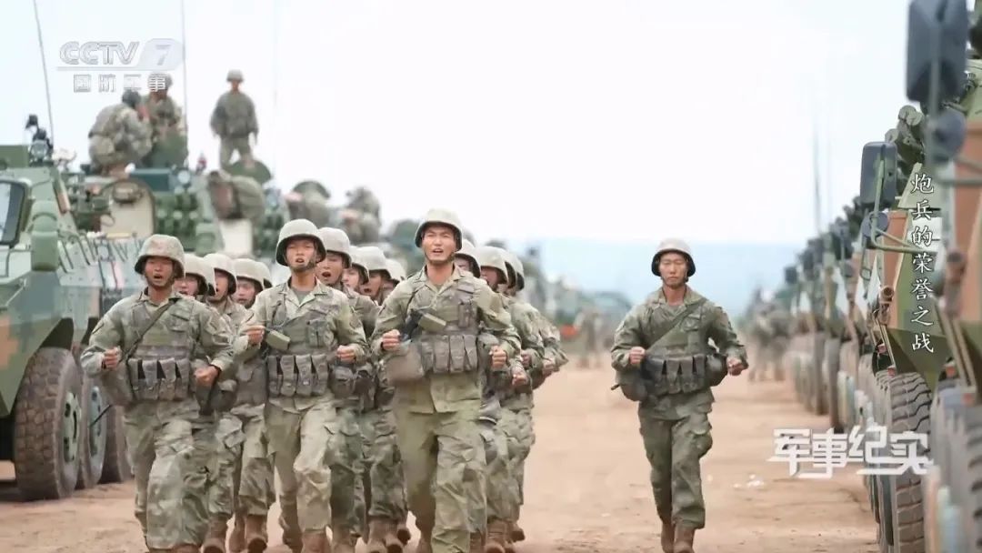 壮观！满屏的“钢铁洪流”，玩红警都造不了这么多