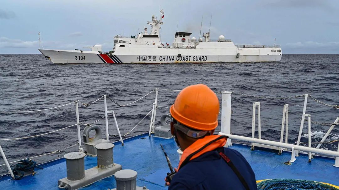 被9艘中国舰船包围!菲律宾记者亲述:坐着海警船刚出海,迎面就撞上055大驱! 被9艘中国舰船包围!菲律宾记者亲述:坐着海警船刚出海,迎面就撞上055大驱!