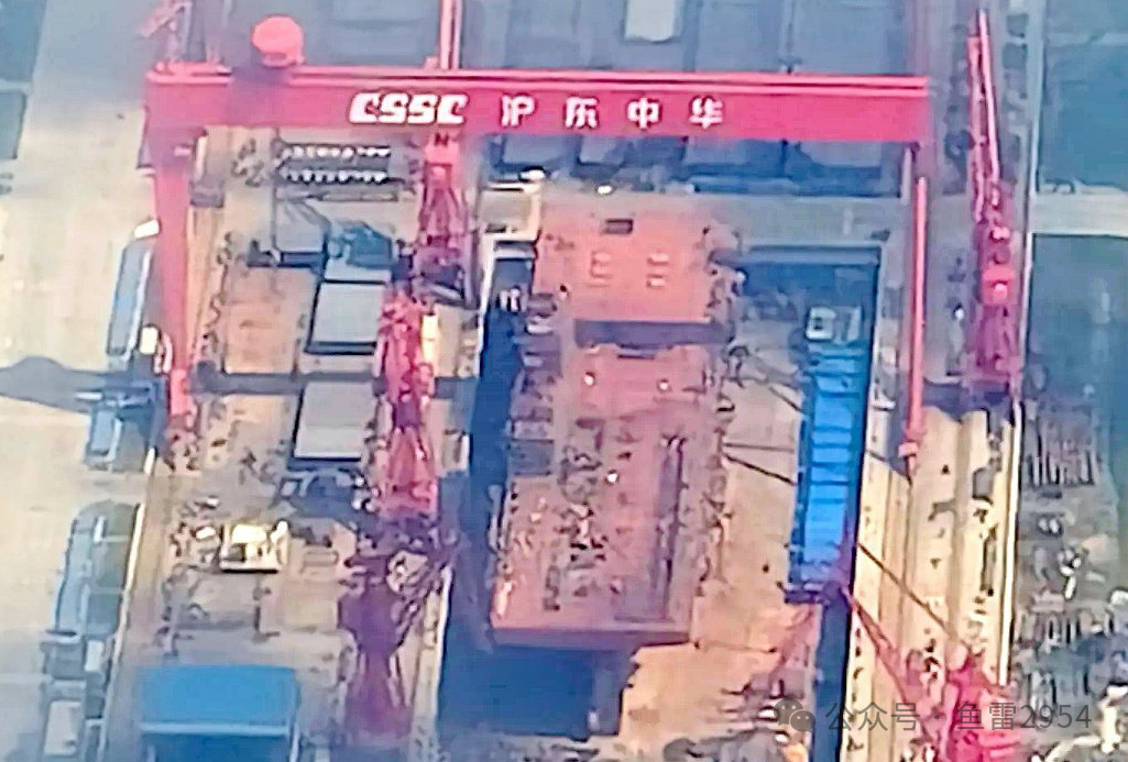 武德充沛!三位“平头哥”再度齐聚一堂,076双舰岛全部吊装完毕 武德充沛!三位“平头哥”再度齐聚一堂,076双舰岛全部吊装完毕