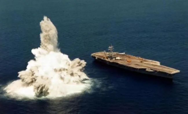 抗冲击试验首次曝光!爆炸掀起百米巨浪,052D驱逐舰安然无恙 抗冲击试验首次曝光!爆炸掀起百米巨浪,052D驱逐舰安然无恙