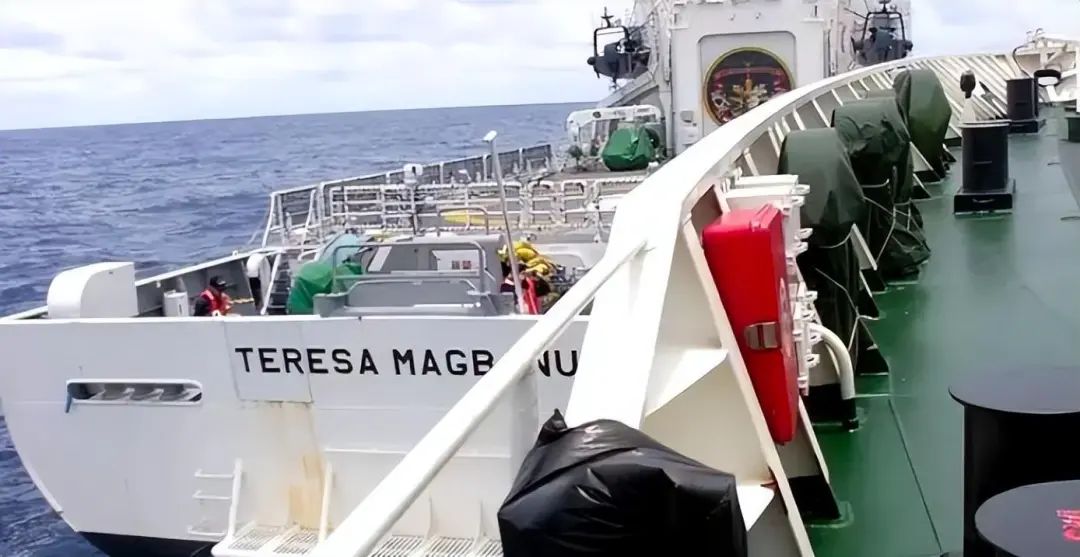 没等来美军支援,解放军重重包围下,断粮的菲律宾船只逃离仙宾礁 没等来美军支援,解放军重重包围下,断粮的菲律宾船只逃离仙宾礁