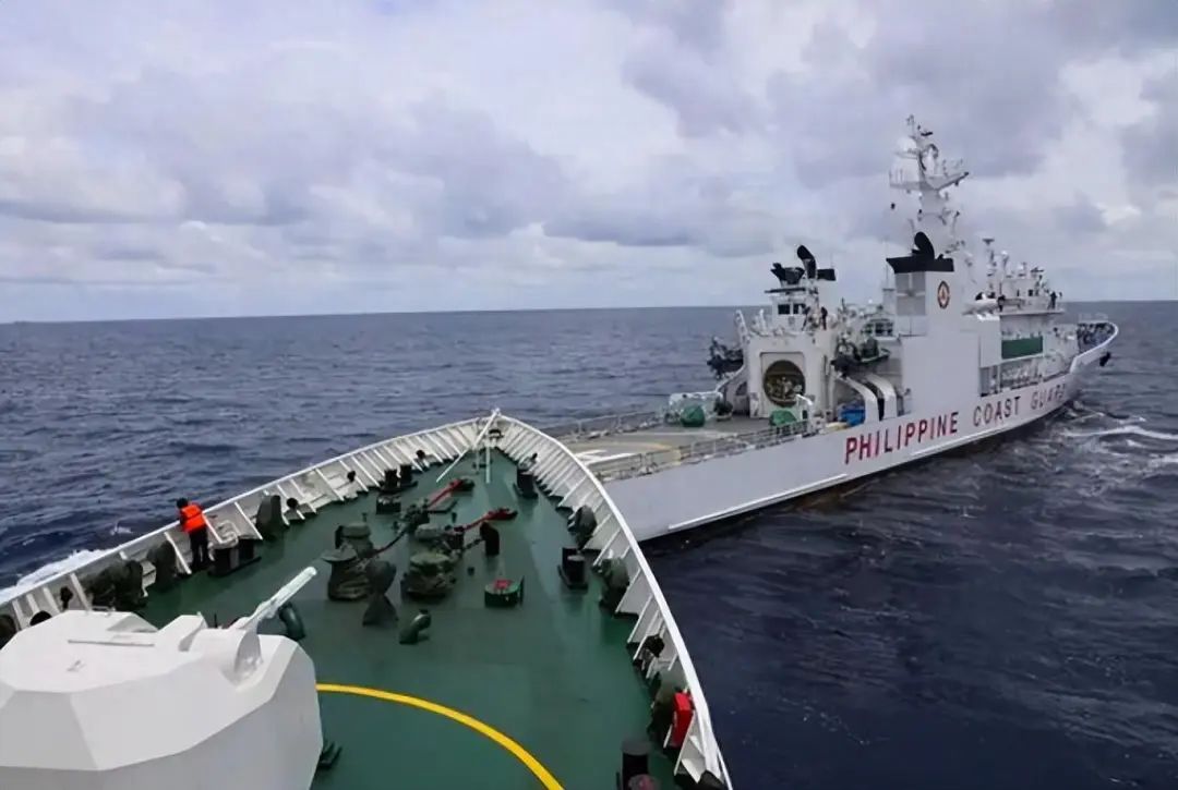 没等来美军支援,解放军重重包围下,断粮的菲律宾船只逃离仙宾礁 没等来美军支援,解放军重重包围下,断粮的菲律宾船只逃离仙宾礁