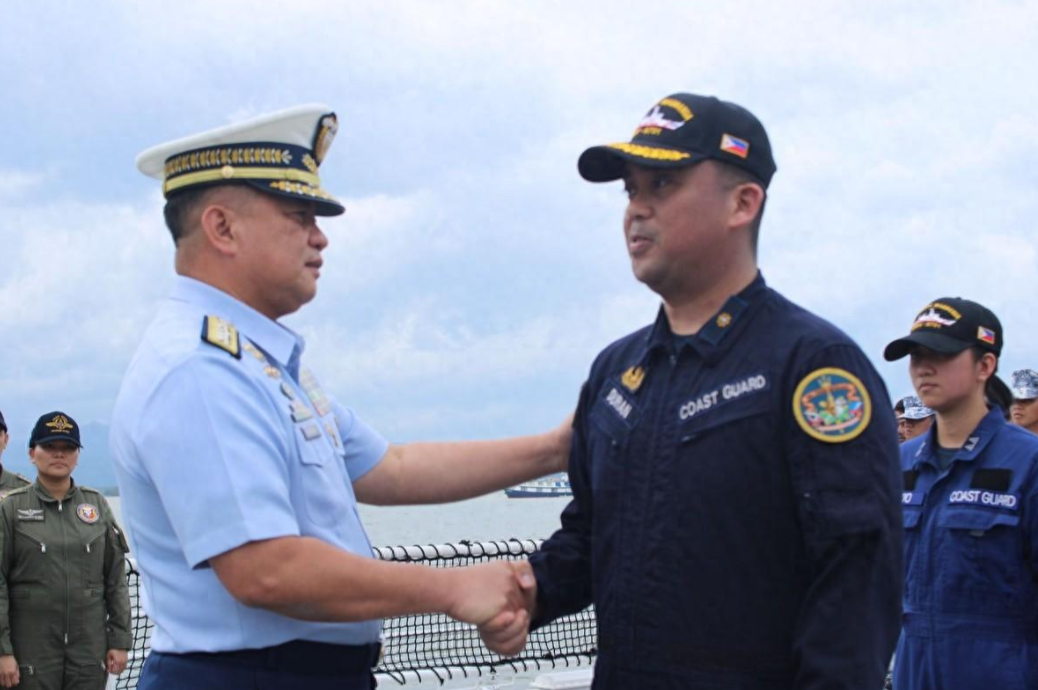 见到上级后,菲舰长忍不住抽泣,含泪哭诉撤出仙宾礁的真相 见到上级后,菲舰长忍不住抽泣,含泪哭诉撤出仙宾礁的真相