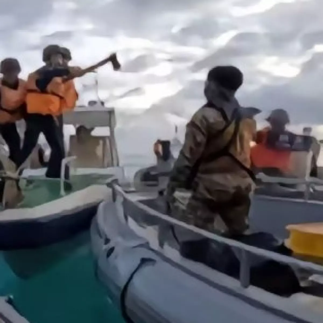 被9艘中国舰船包围!菲律宾记者亲述:坐着海警船刚出海,迎面就撞上055大驱! 被9艘中国舰船包围!菲律宾记者亲述:坐着海警船刚出海,迎面就撞上055大驱!