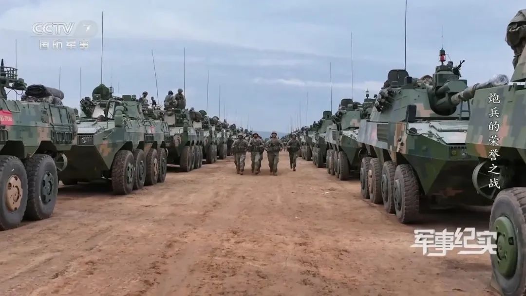 壮观！满屏的“钢铁洪流”，玩红警都造不了这么多