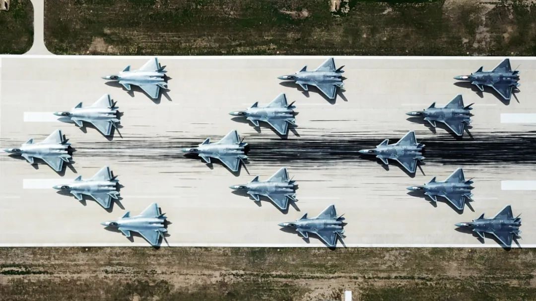 歼-20生产太快,飞行员不够用了?二代机飞行员直接改飞歼-20! 歼-20生产太快,飞行员不够用了?二代机飞行员直接改飞歼-20!